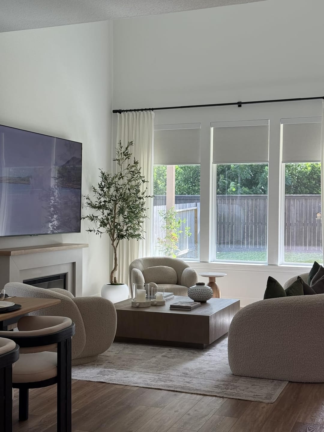 Customer photo review of Bringnox Motorized Roller Shades 100% Blackout Linen