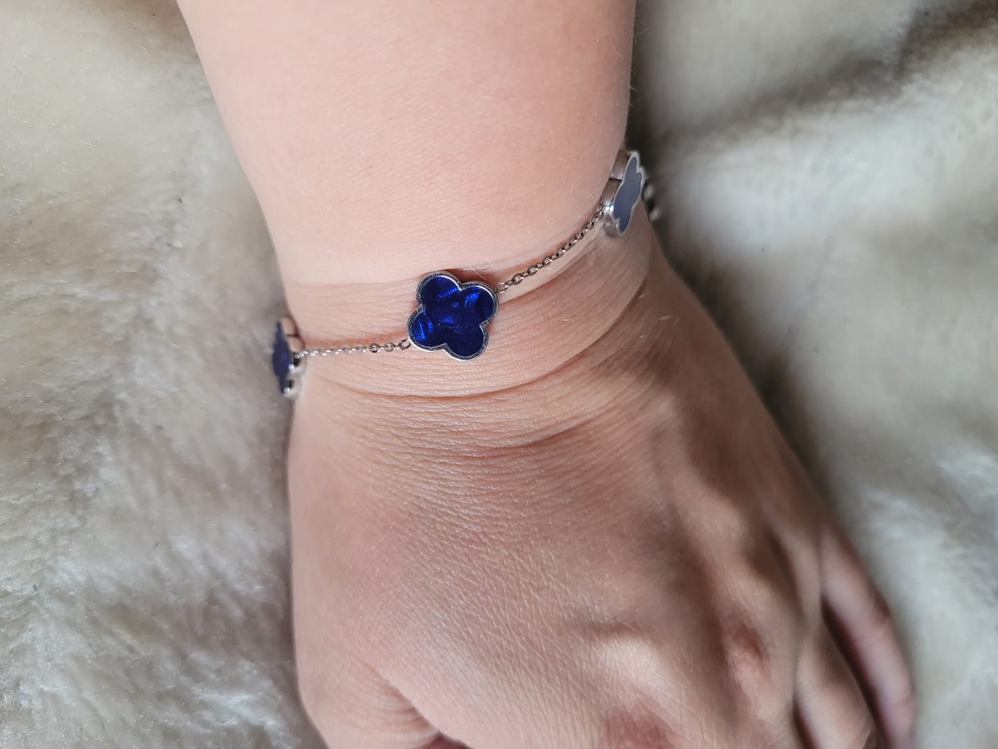 Customer photo review of Dreamy Clover Armband | 18K vergoldet