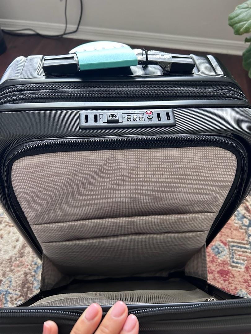 Customer photo review of Brentwood Hardside 21" FastAccess Front Opening Carry-On Expandable Spinner