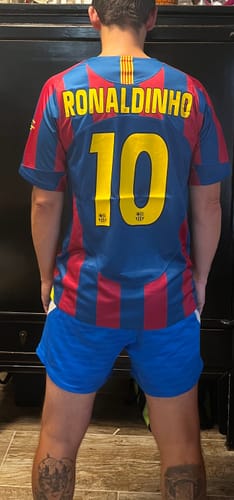 Customer photo review of Ronaldinho Gaucho Barcelona 2006 Paris Final vs Arsenal Retro Short Sleeve Football Jersey