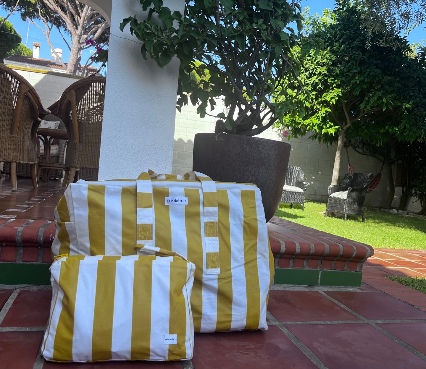 Customer photo review of Pack Bolsa MyBigBag y Neceser Rayas Mostaza
