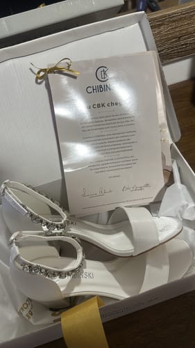 Customer photo review of Sandália Noiva Gisele Velvet Branco com Pedrarias