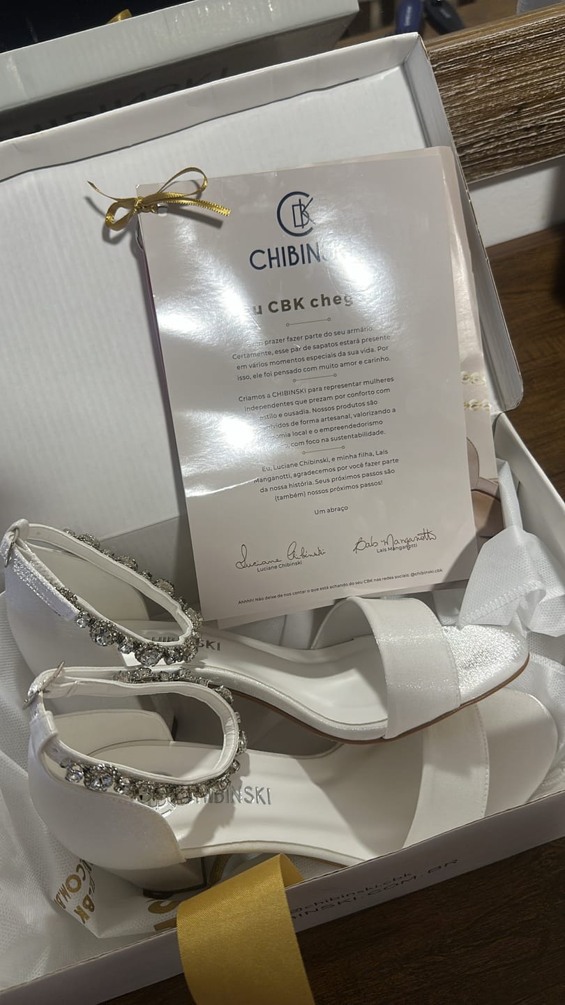 Customer photo review of Sandália Noiva Gisele Velvet Branco com Pedrarias