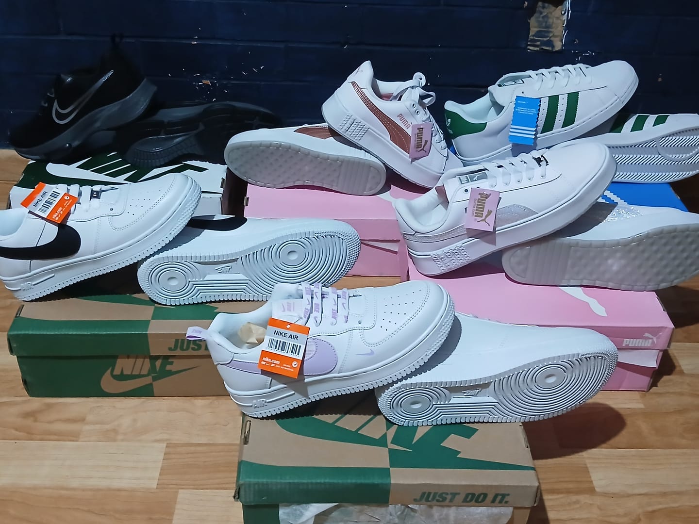 Customer photo review of Tenis 275 Blanco Lila