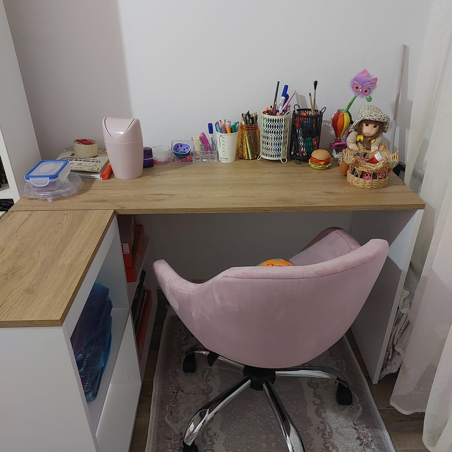 Customer photo review of Rani HA113 Çalışma Ofis Bilgisayar Masası 4 Raflı Köşeli Masa Beyaz - Sepet Ceviz 120 cm