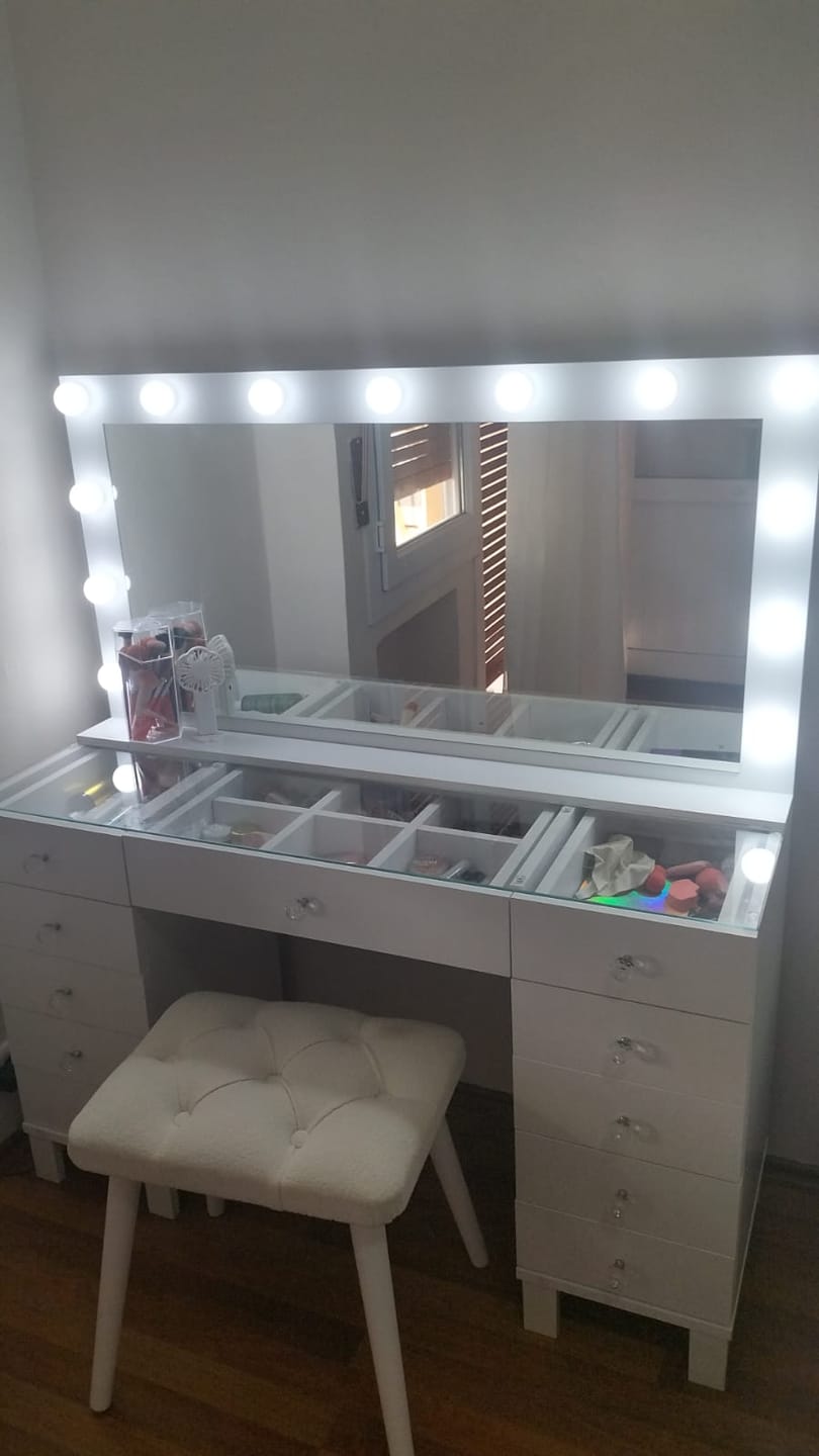 Customer photo review of Rani BJ163 Hollywood Işıklı Aynalı Kulis Makyaj Masası Cam Tablalı 11 Çekmeceli Takı Düzenleyici Puf Takım Beyaz