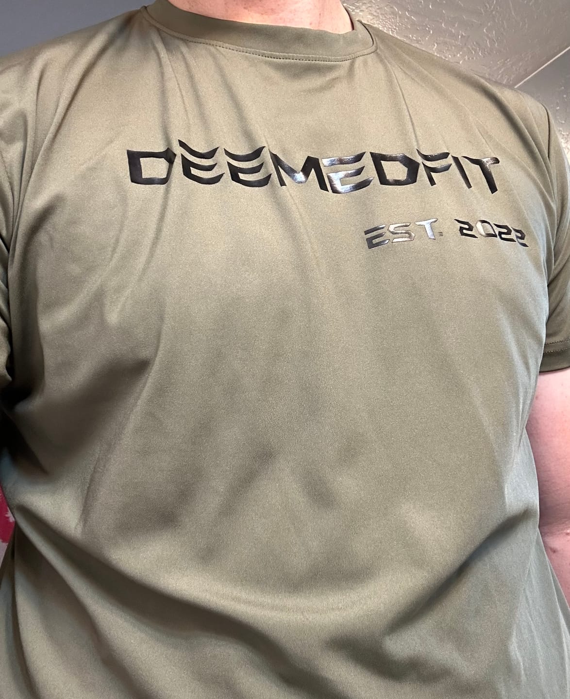 Customer photo review of Men’s Gym Tee “Compellence” -Olive