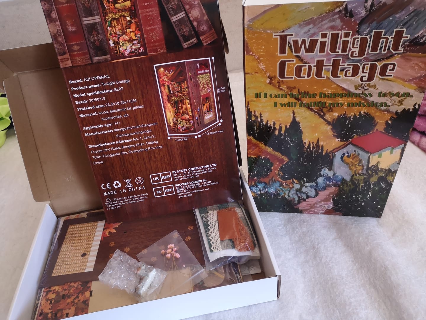 Customer photo review of Book Nook Diorama – Leuchtende Miniaturwelt fürs Bücherregal (4 Designs zur Auswahl) PREORDER