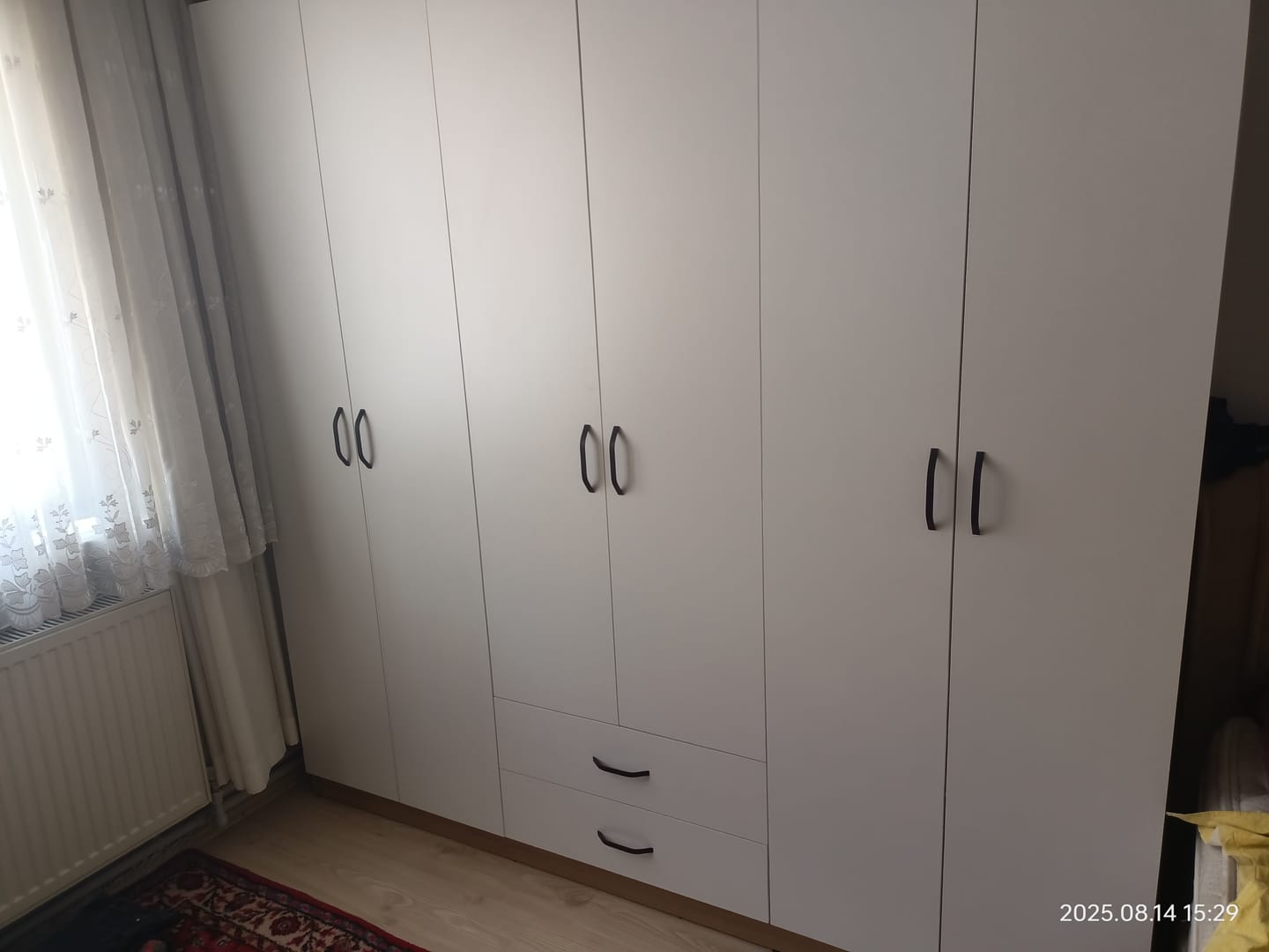 Customer photo review of Rani BA111 Geniş Gardırop Elbise Dolabı 6 Kapaklı 2 Çekmeceli 5 Raflı 3 Askılı Sepet Ceviz - Beyaz