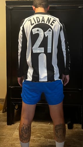 Customer photo review of Zinedine Zidane 21 - Juventus Home 1997/1998 Retro Kit Jersey Maillot Trikot