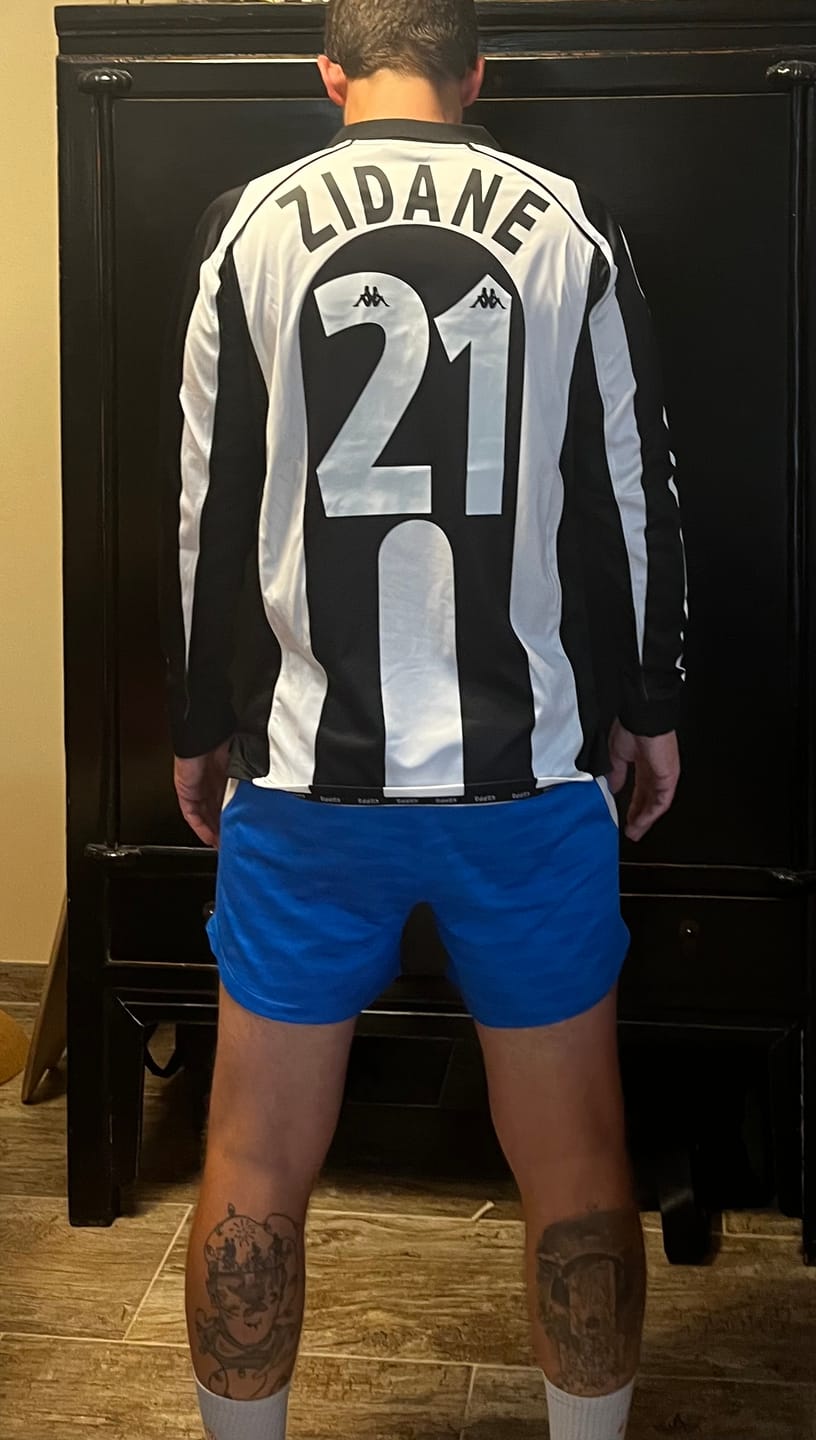 Customer photo review of Zinedine Zidane 21 - Juventus Home 1997/1998 Retro Kit Jersey Maillot Trikot Soccer Shirt