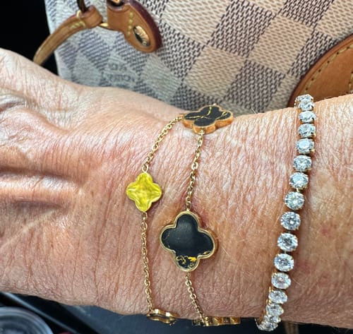 Customer photo review of Black-Gold Clover Armband | 18K vergoldet
