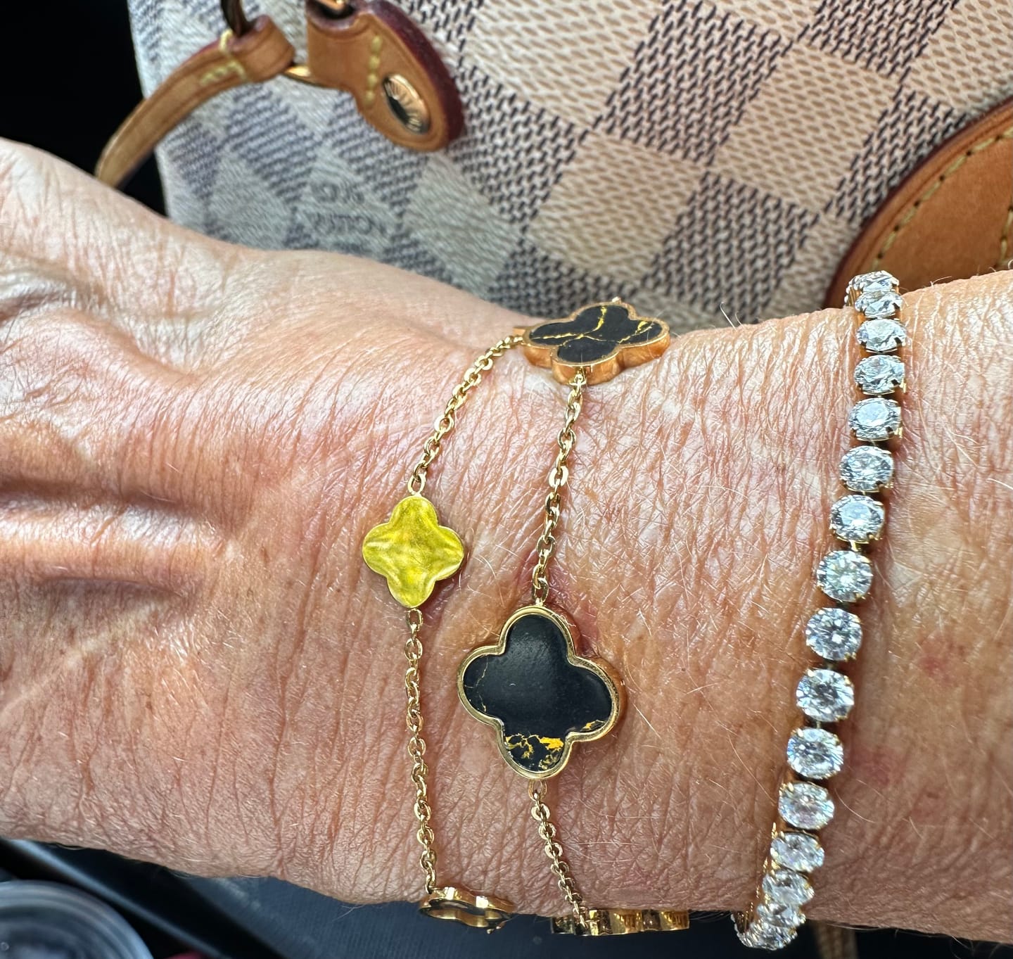 Customer photo review of Black-Gold Clover Armband | 18K vergoldet
