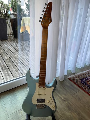 Customer photo review of Donner DST-550 39 Zoll ST E-Gitarre, HSS-Tonabnehmer, Korpus aus massivem Double-Cut-Pappelholz