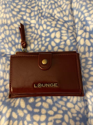 Reseña con foto de un cliente sobre Billetera Mediana Charol