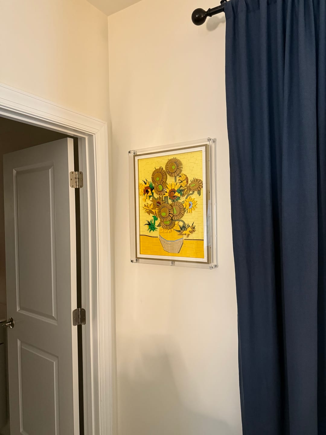 Customer photo review of Wall Mounted Display Case for LEGO® 31215 Art Vincent van Gogh – Sunflowers