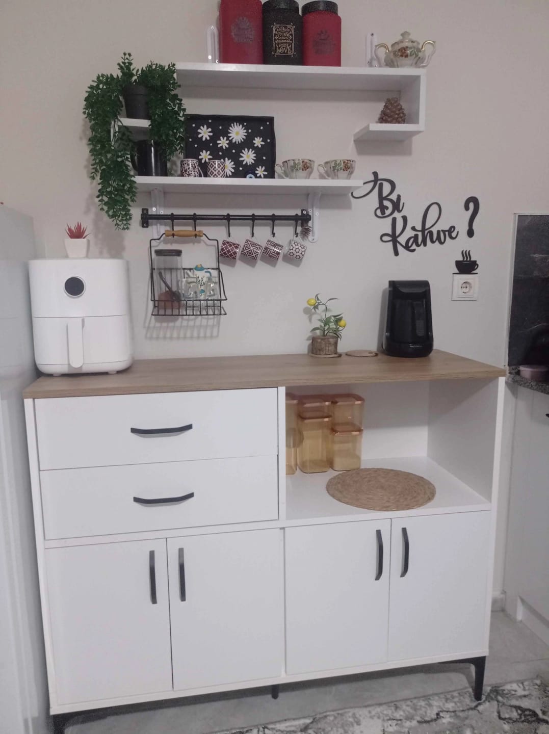 Customer photo review of Rani JE166 Kahve Köşesi Çok Amaçlı Dolap 4 Kapaklı 2 Çekmeceli Kiler Mutfak Dolabı Beyaz - Sepet Ceviz