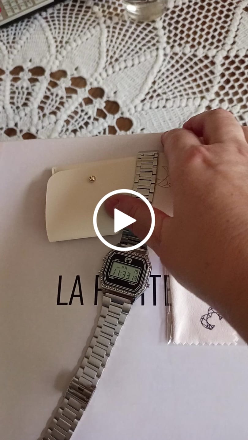 Customer video review of Reloj Digital Vintage Brillo ~ Plata