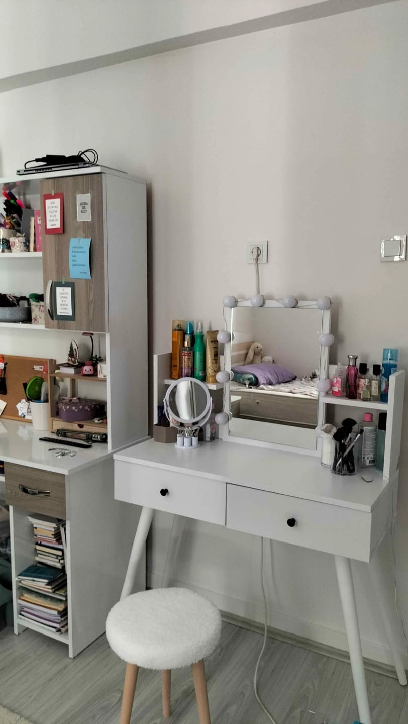 Customer photo review of Rani BJ102 Makyaj Tuvalet Masası 2 Çekmeceli Raflı Aynalı Takı Düzenleyici Beyaz