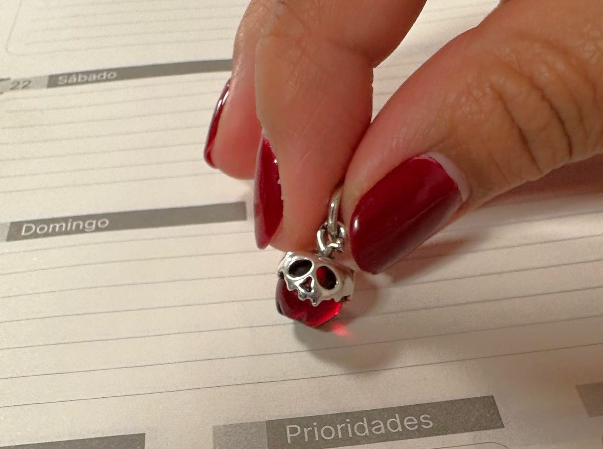 Customer photo review of Charm Manzana Envenenada De Blanca Nieves