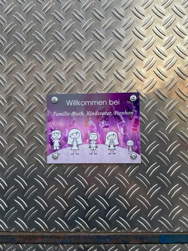 Customer photo review of Familien Türschild (UV- und wetterfest) inkl. Klebebefestigung