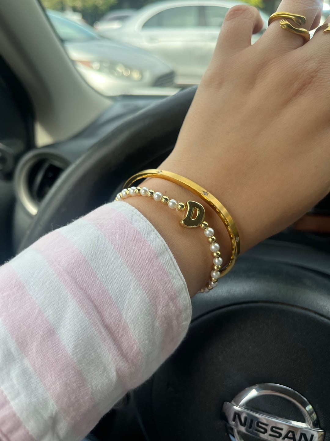 Customer photo review of Pulsera Bolitas Doradas y Perlas Con Inicial