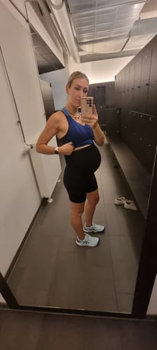Maurane in der Sivara Schwangerschaftsleggings im Sommer