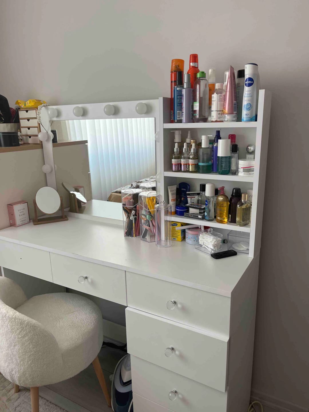 Customer photo review of Rani BJ127 Hollywood Işıklı Aynalı Kulis Makyaj Masası 6 Çekmeceli Takı Düzenleyici Beyaz