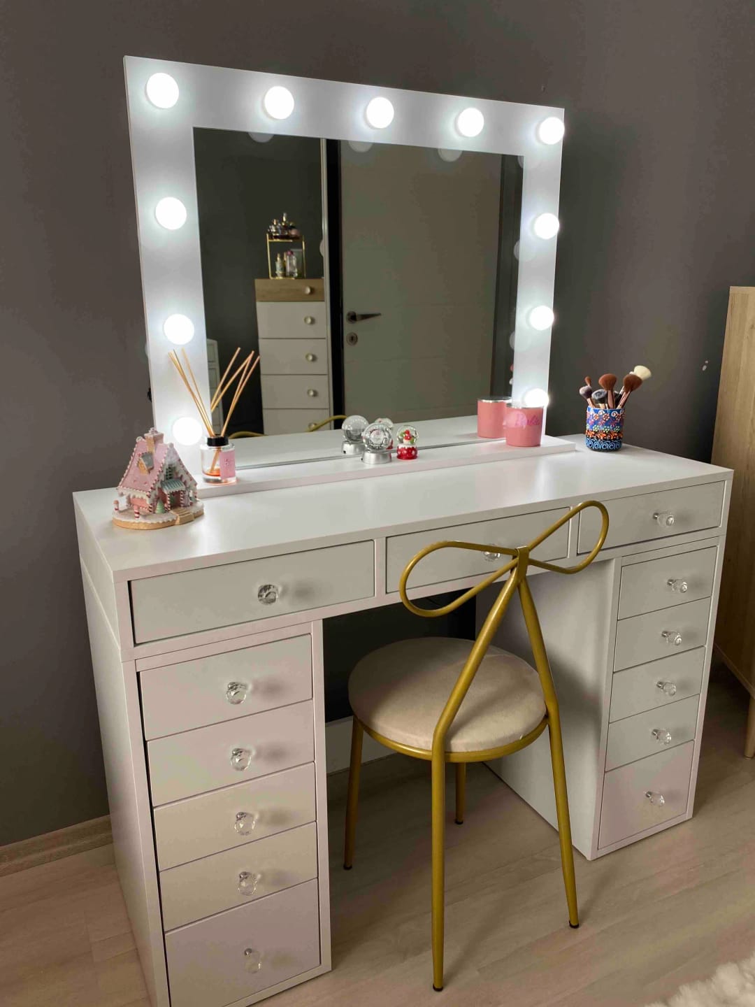 Customer photo review of Rani BJ119 Hollywood Işıklı Aynalı Kulis Makyaj Masası 13 Çekmeceli Takı Düzenleyici Beyaz