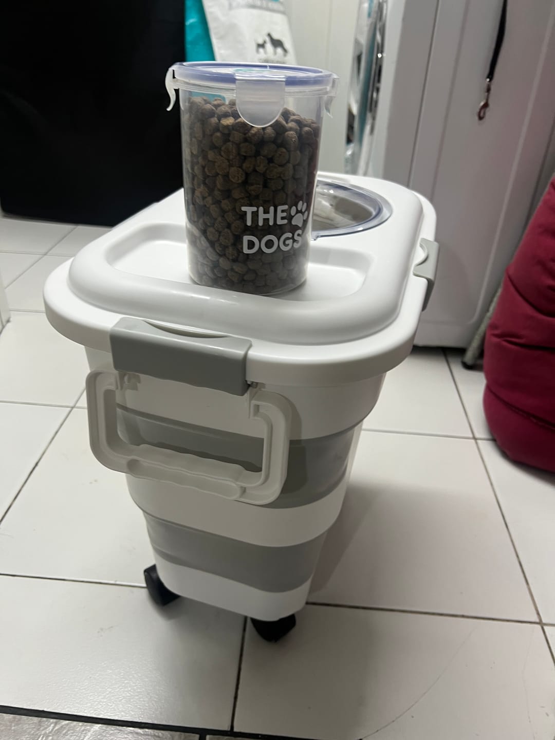Customer photo review of Contenedor hermético con ruedas