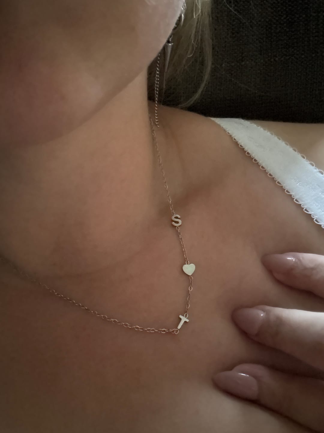 Customer photo review of Personligt halsband med initialer i sidled