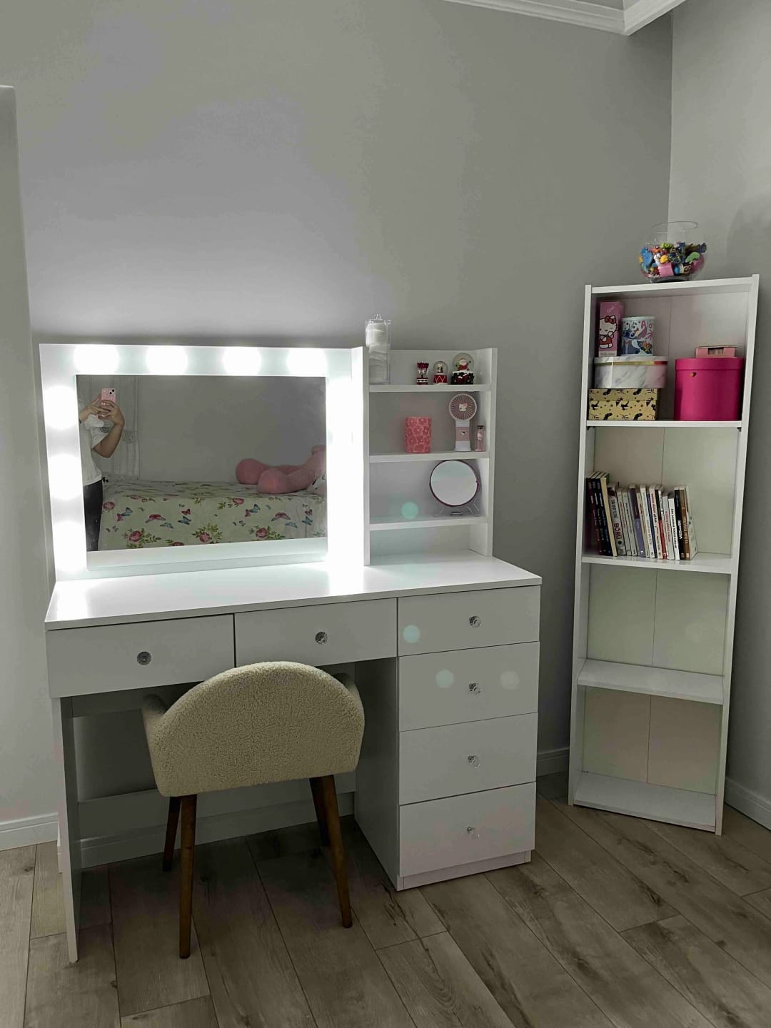 Customer photo review of Rani BJ127 Hollywood Işıklı Aynalı Kulis Makyaj Masası 6 Çekmeceli Takı Düzenleyici Beyaz