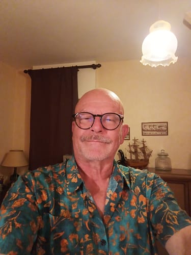 Customer photo review of Chemise hawaïenne à manches courtes et poche à imprimé floral pour homme