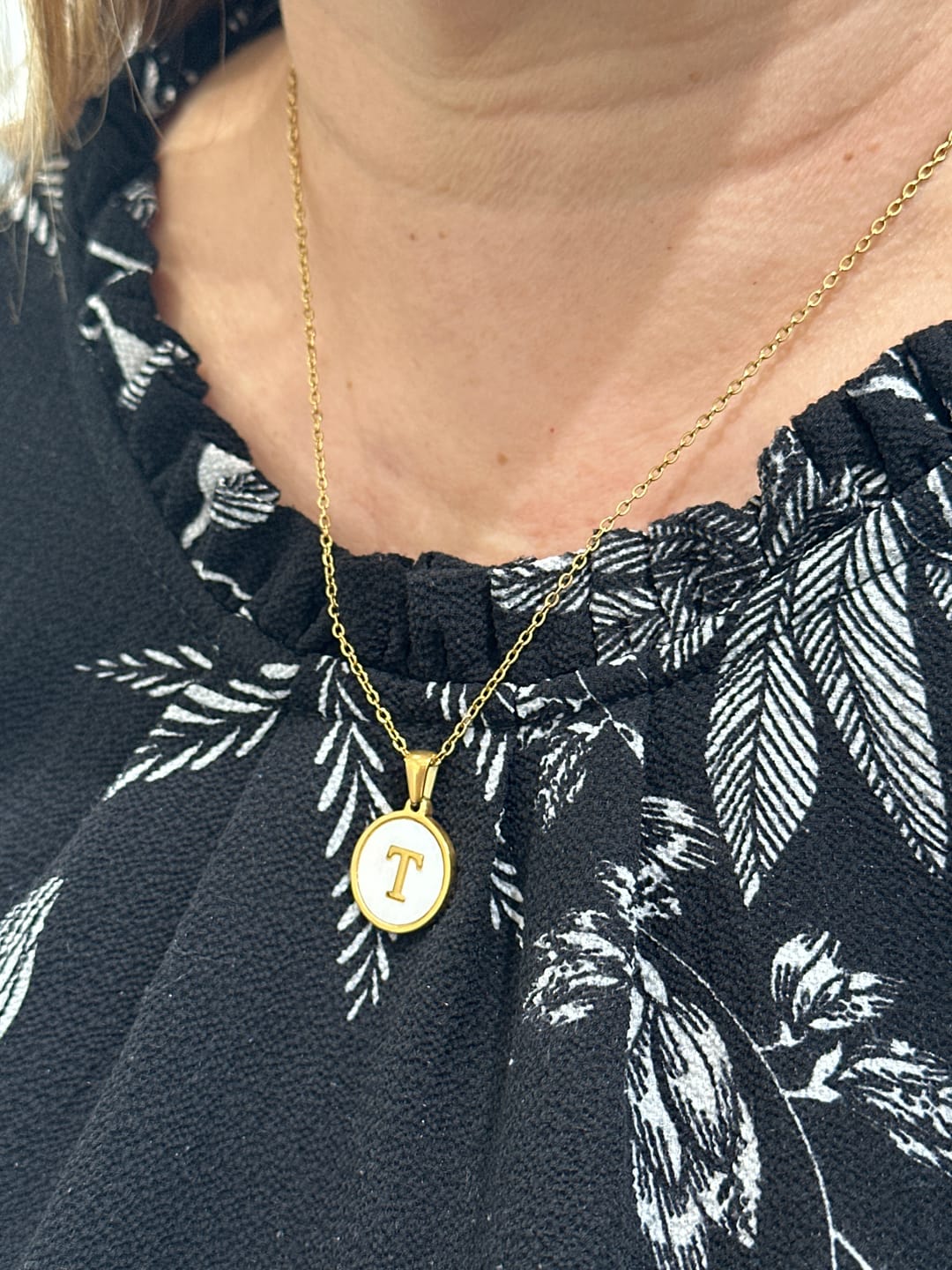 Customer photo review of Collar Concha Nacar con Inicial
