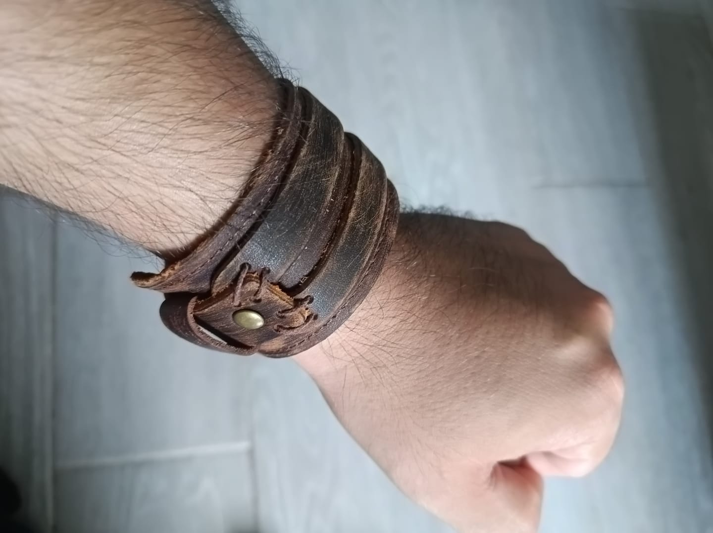 Customer photo review of Muñequera Gruesa de Piel Retro