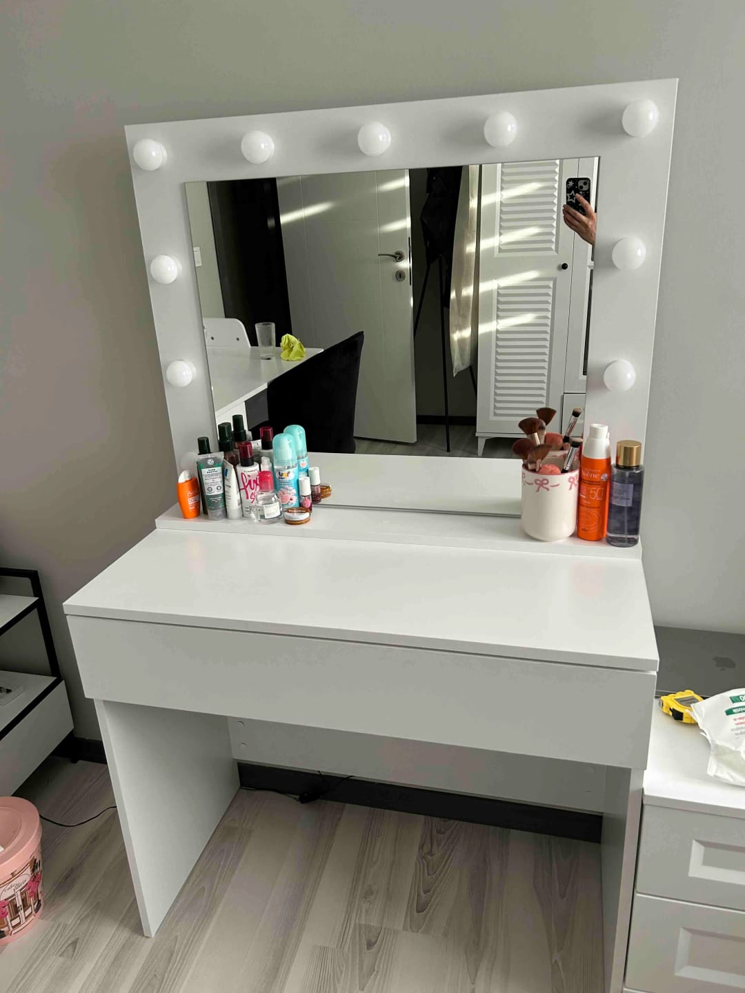 Customer photo review of Rani BJ120 Hollywood Işıklı Aynalı Kulis Makyaj Masası Takı Düzenleyici Beyaz