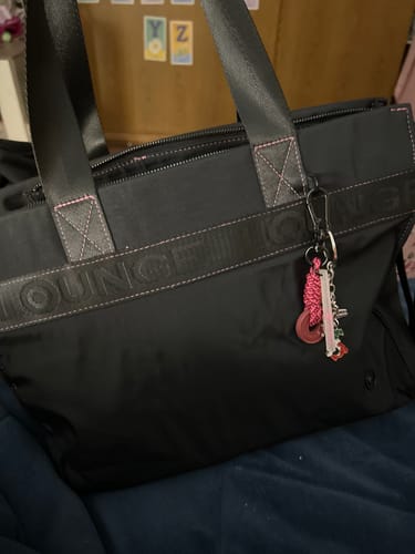 Reseña con foto de un cliente sobre Cartera De Hombro Notebook Llavero Ready To Go