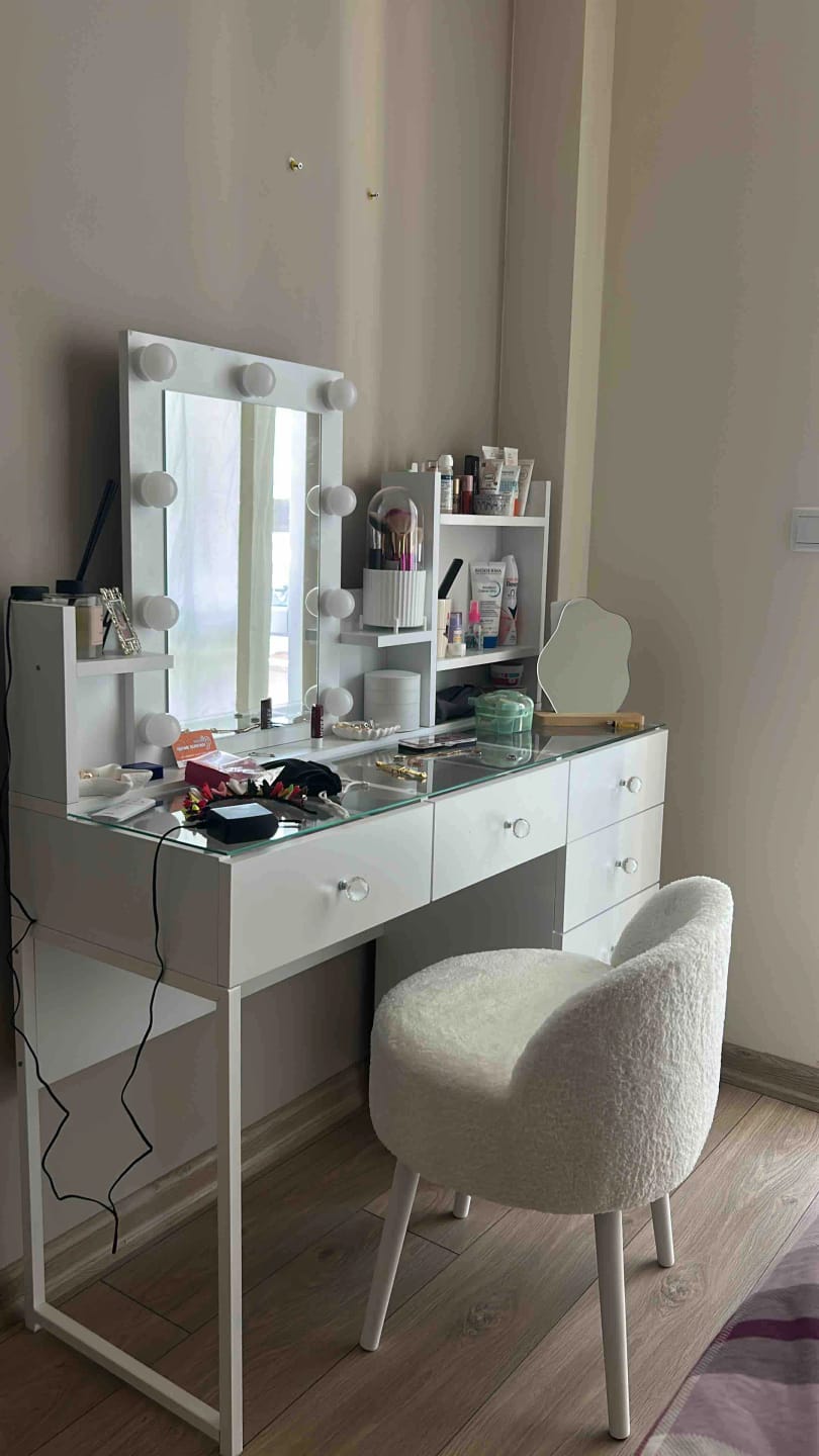 Customer photo review of Rani BJ141 Hollywood Işıklı Aynalı Kulis Makyaj Masası Cam Tablalı 6 Çekmeceli Takı Düzenleyici Beyaz