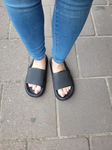 Customer photo review of HappyFlops