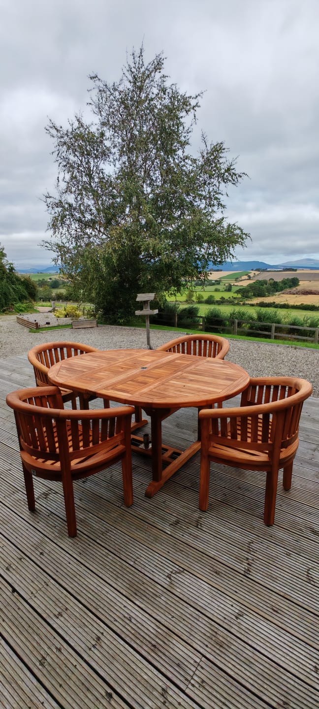 Customer photo review of Round To Oval 120-170cm Extending Table & 4 San Francisco Chairs Complete set Cushions Free Delivery.