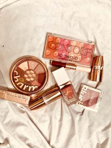 Customer photo review of O.TWO.O CHARM LOVE MARK EYESHADOW PALETTE