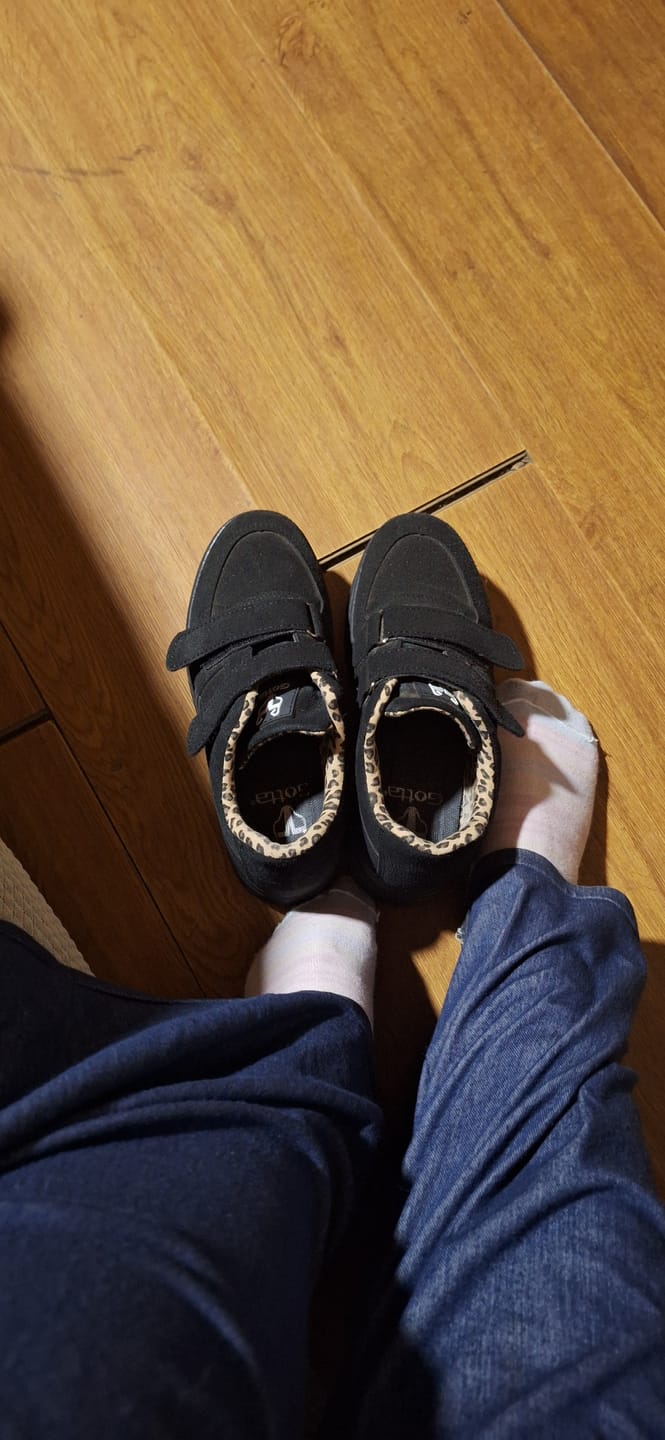 Customer photo review of Zapatilla Negra Mujer 38561