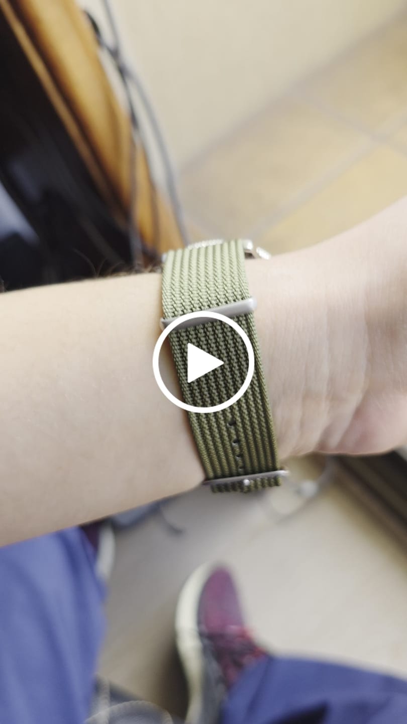 Customer video review of Correa Nato Dando La Hora Verde