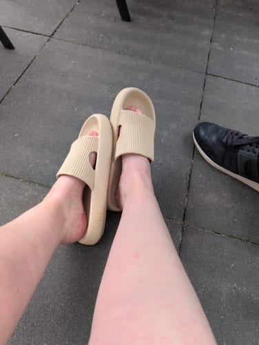 Customer photo review of HappyFlops