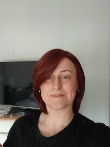 Customer photo review of JBEXTENSION 12 Inches Bob Cut Dark Red Pre-Cut Snowflake Lace Frontlace Glueless Wig KHLOE DARK RED【PERMATEASE】