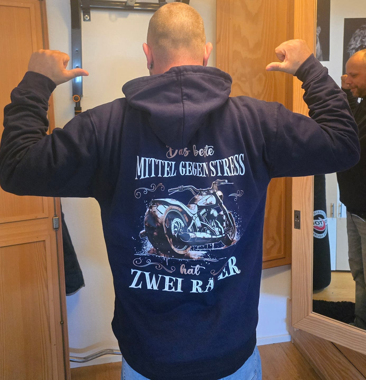 Customer photo review of Lieber mit Freunden zur Hölle fahren, als mit Idioten im Paradies leben  - Herren Premiumshirt
