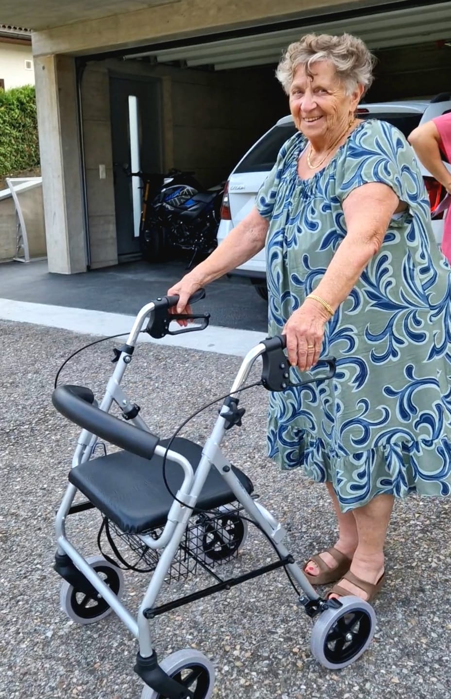 Customer photo review of Trendmobil Rollator nur 6,7 kg - inkl. Korb und Stockhalterung