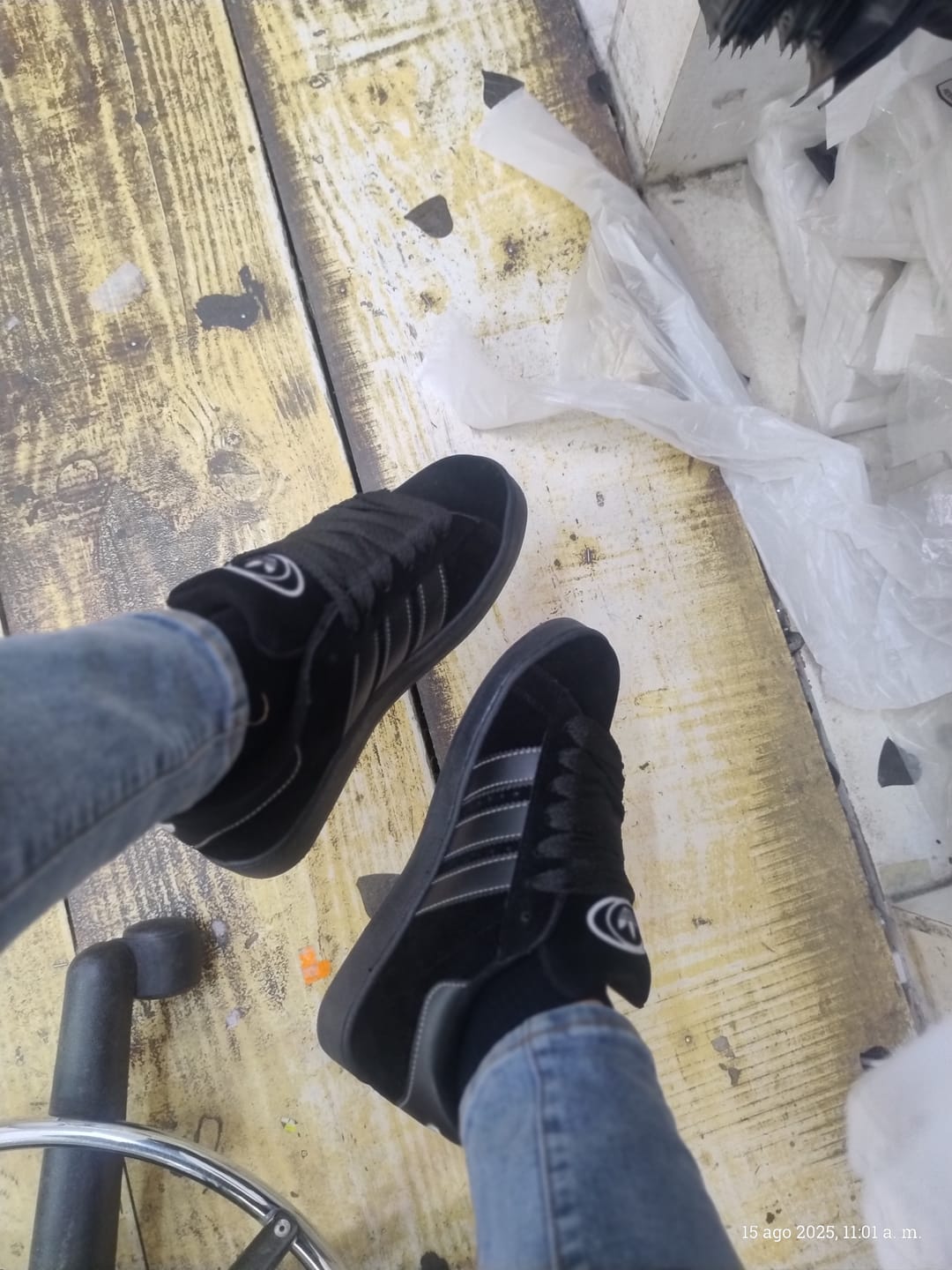 Customer photo review of Tenis Campus Negro Total
