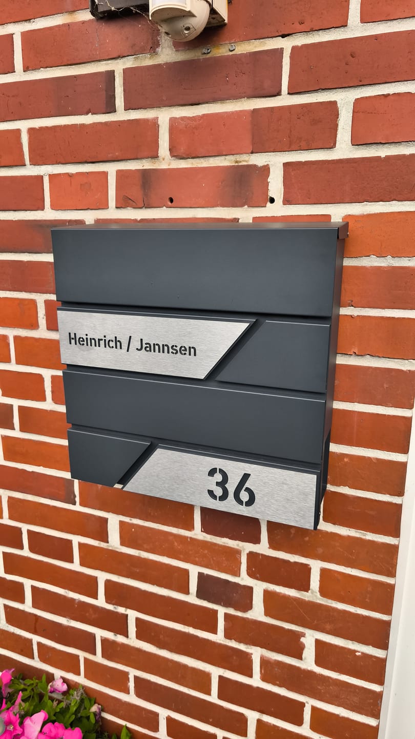 Customer photo review of AlbersDesign Briefkasten B1 anthrazit (RAL7016) personalisiert mit Edelstahl-Schildern