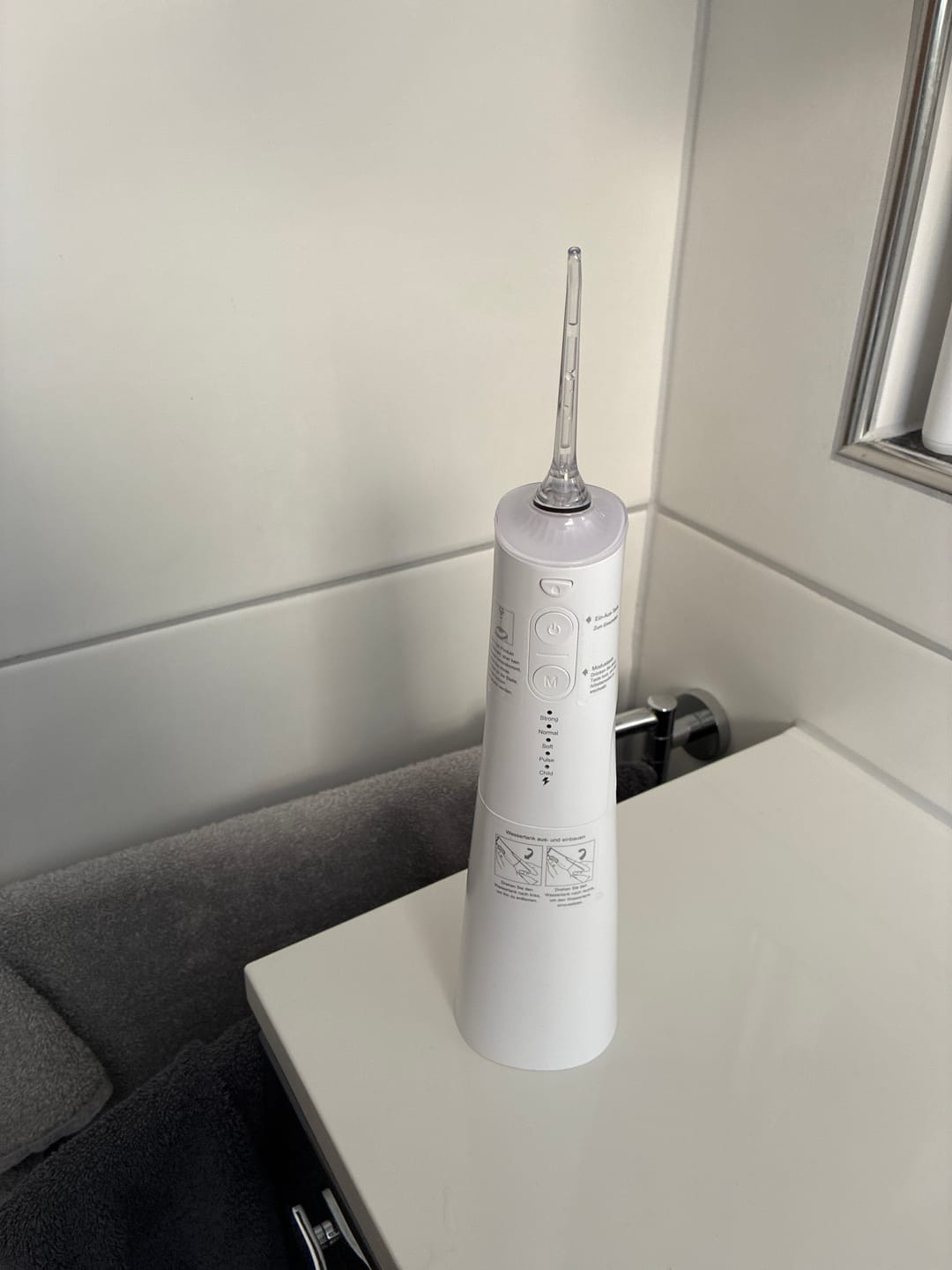 Customer photo review of Kabellose Munddusche für optimale Zahn- & Mundpflege / 5 Modi & 8 Düsen / 300 ml Wassertank / IPX7 Wasserdicht / Munddusche für Zahnfleisch